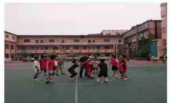 枣庄市市中区实验小学举行“校长杯”篮球赛