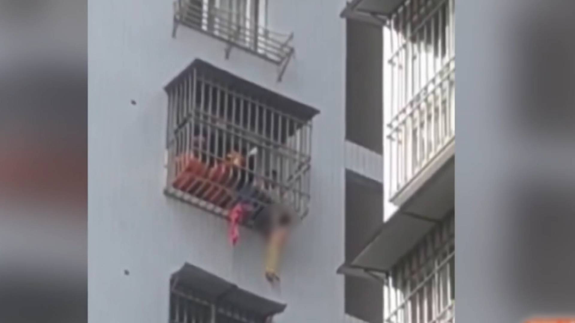 惊险！小孩头卡13楼护栏身体悬空 消防员10分钟成功救出