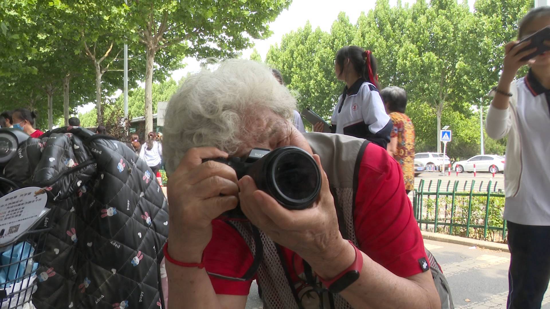 “只要身体能行，我就来！” 85岁退休教师连续14年用镜头记录高考