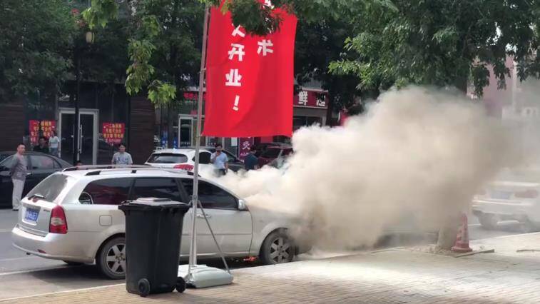 惊险！滨州一车辆发生自燃 热心市民拿起灭火器进行扑救
