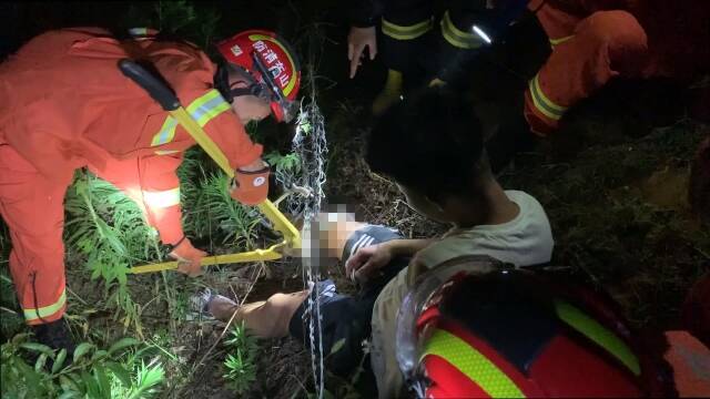 男子大腿被防护网扎伤 泰安消防紧急救援