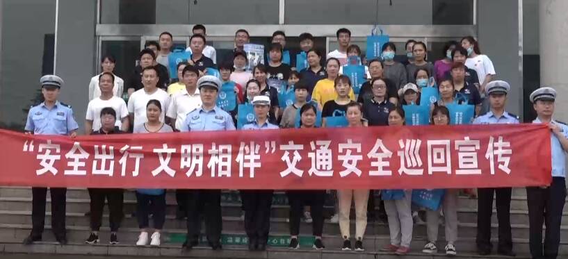 枣庄高新区交警大队进园区开展交通安全知识巡回宣传