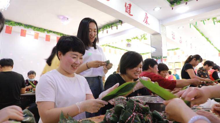 滨州无棣一社区开展包粽子比赛 增进邻里情感