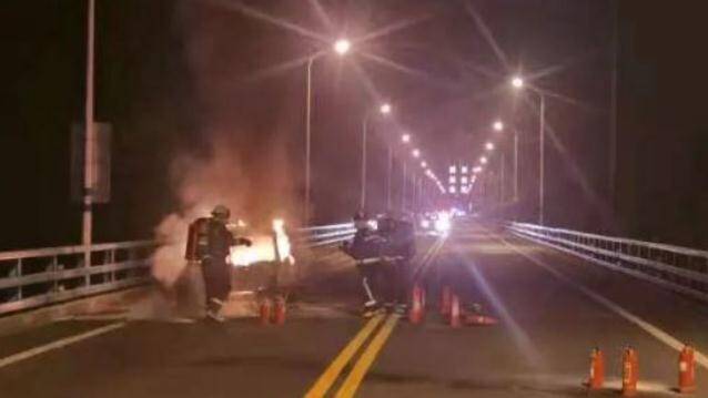 紧急救援！一轿车在滨州黄河大桥行驶过程中突然起火