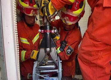 女子手被卷进压面机 威海消防紧急破拆救援