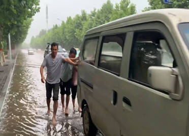 枣庄突降暴雨，多辆汽车半米积水中熄火！山东迎来大范围降雨，这些地方仍有暴雨