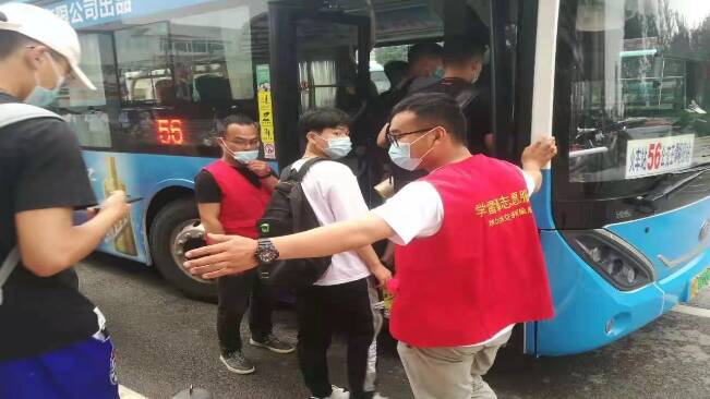 70多位志愿者走上街头服务考生 潍坊公交推出助力中考新举措