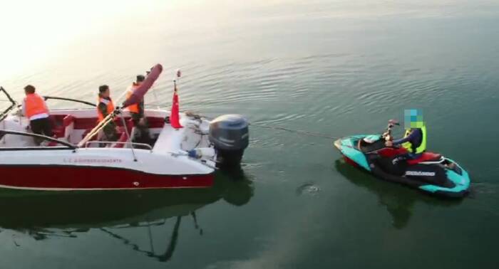 男子驾驶摩托艇出海游玩不慎被困 威海海警局成功救助
