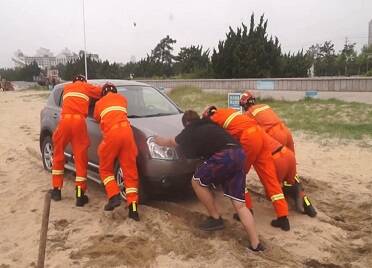 游客看海时车陷沙滩 威海消防紧急救援