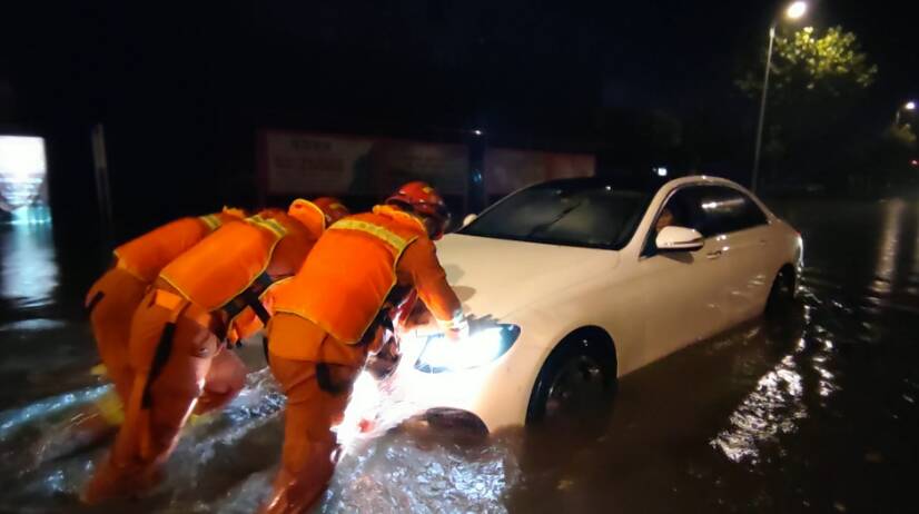 大雨来袭致车辆“趴窝”，滕州消防“推车”救援