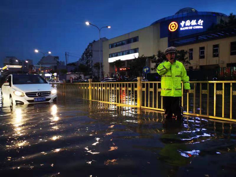 暴雨致部分路段积水司机被困 济南交警淌水救助