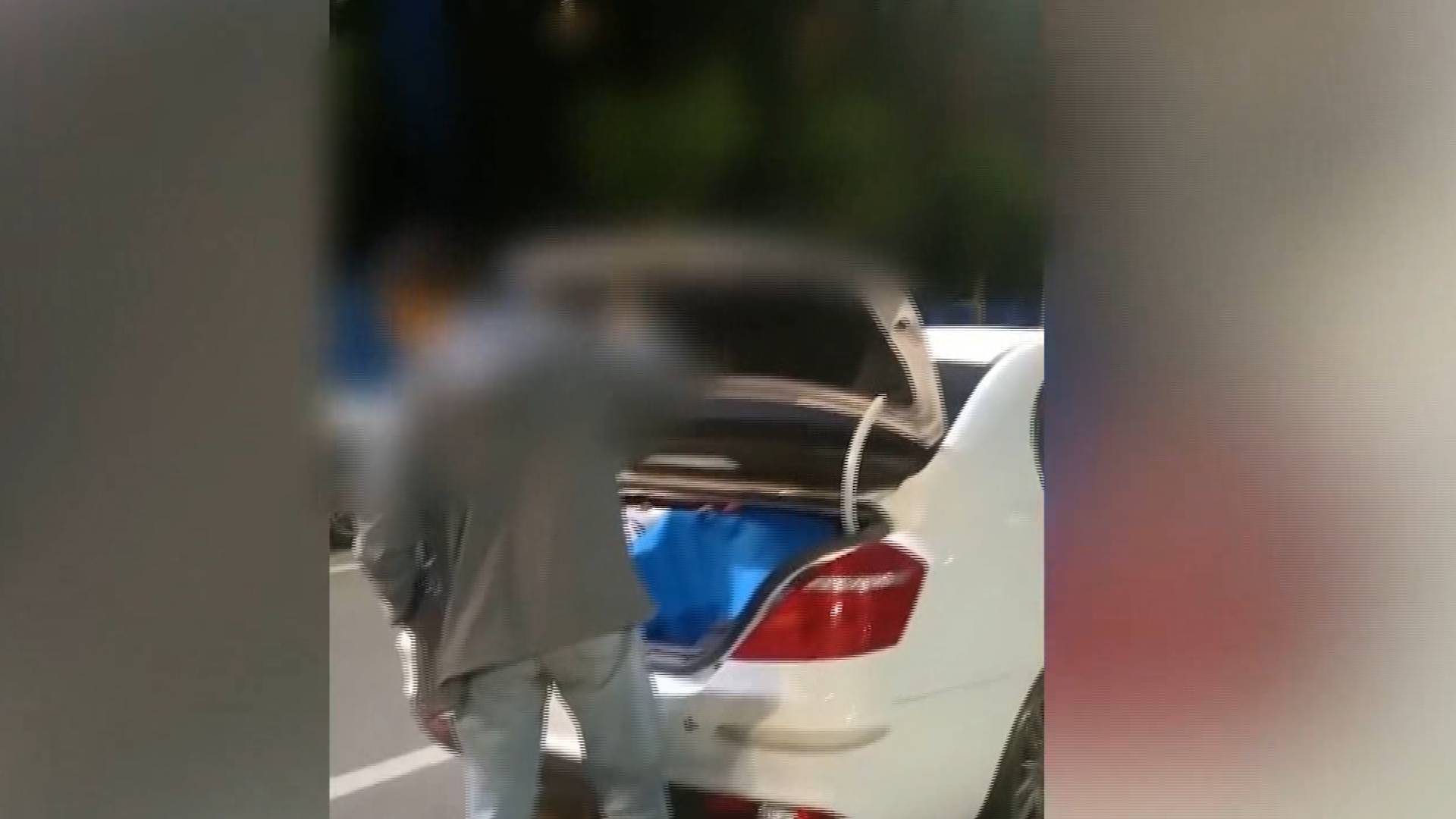 車主遛彎發(fā)現(xiàn)竊賊正翻自己車后備箱 上前淡定對話并錄下視頻