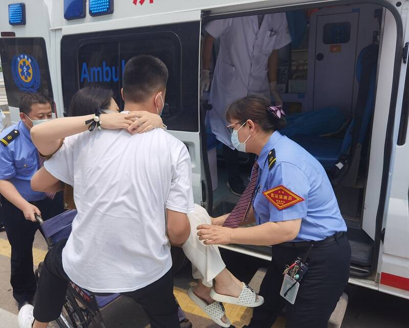 旅客突发急病 高铁曲阜东站工作人员紧急送医转危为安