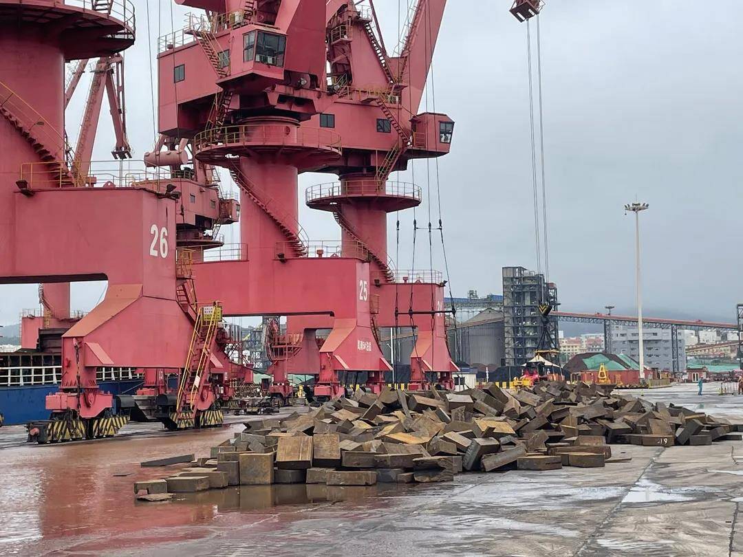 山东港口日照港接卸首船进口散装可再生钢铁原料