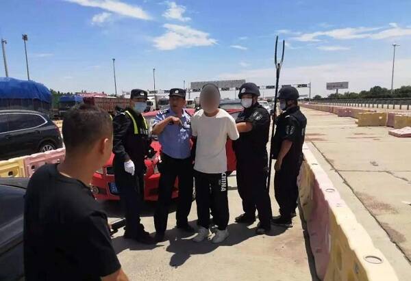 男子在南方某省傷人后逃竄途徑濱州 民警在檢查站抓獲逃犯