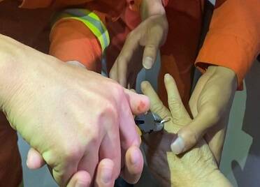 老人清晨遛彎摔倒 手指錯位導致戒指卡手 威海消防緊急施救