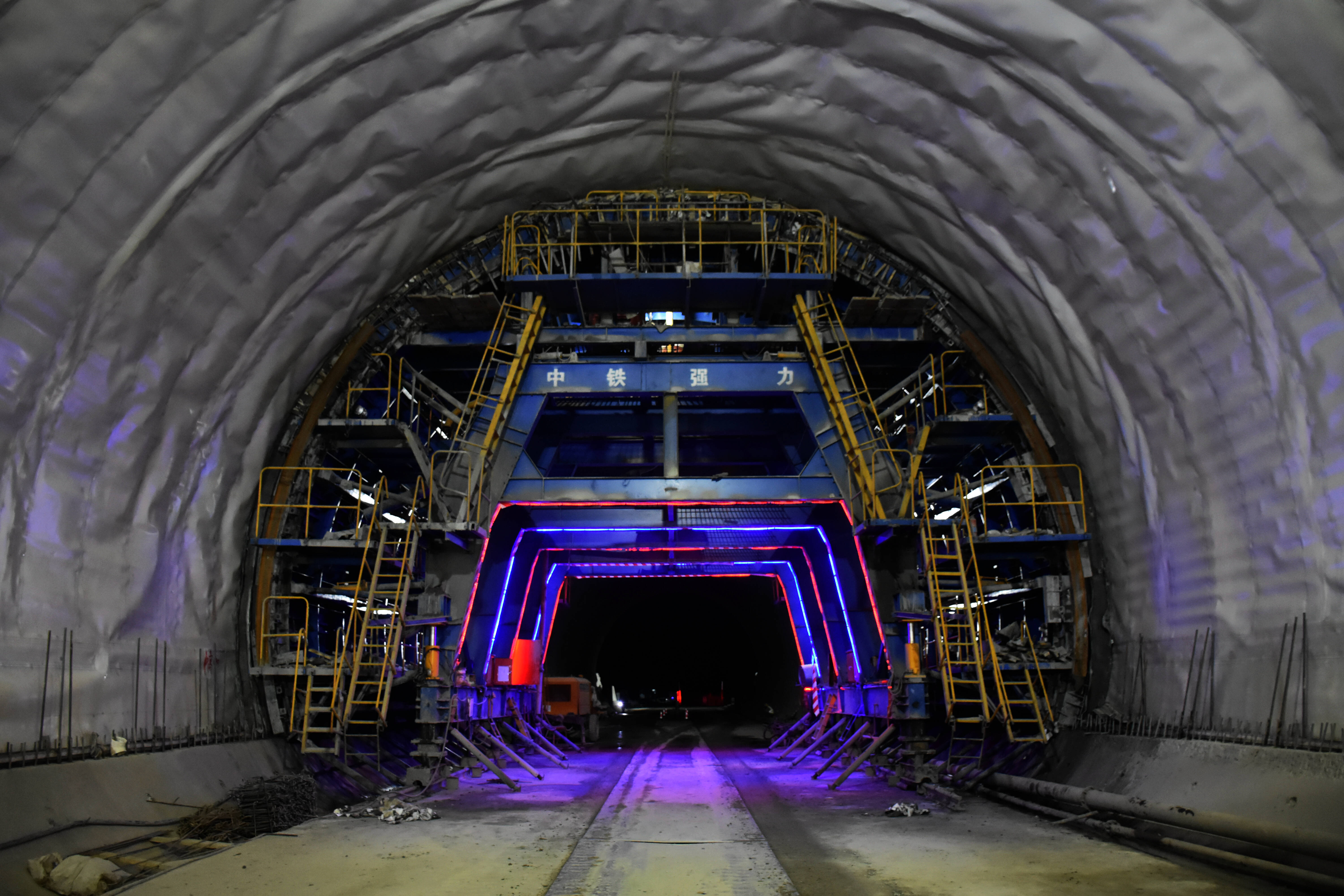 济莱高铁首座3公里以上长隧道顺利贯通