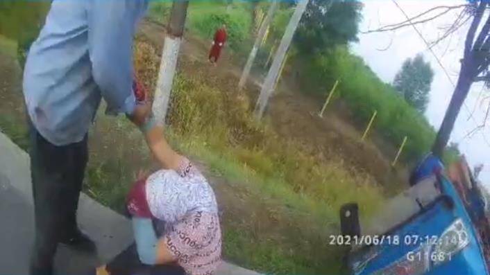濱州沾化一三輪車側(cè)翻路邊一女子受傷 民警火速護(hù)送就醫(yī)