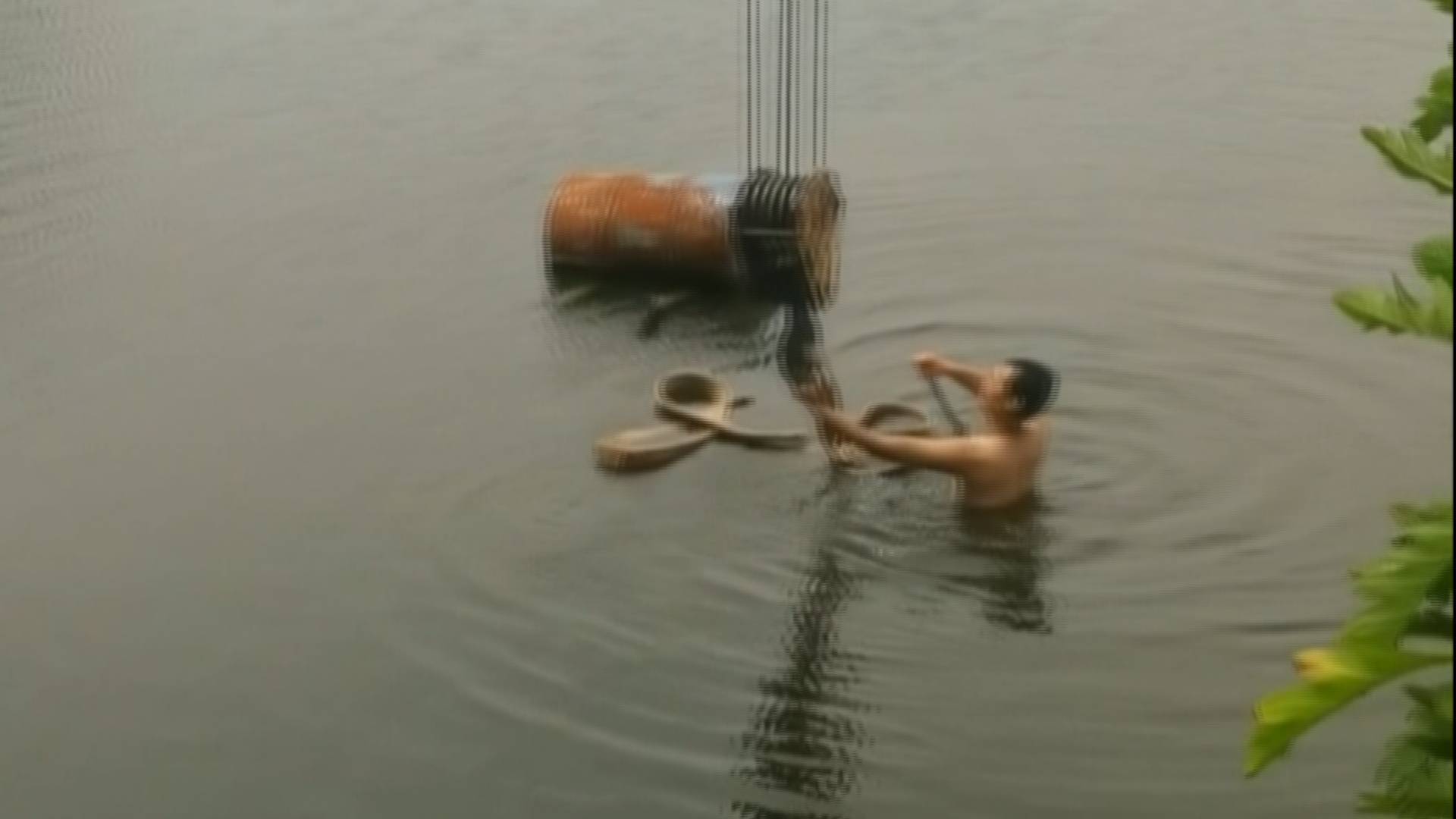 正能量！母子驾车失控冲进水库 潍坊一中学教师数次跳水救人