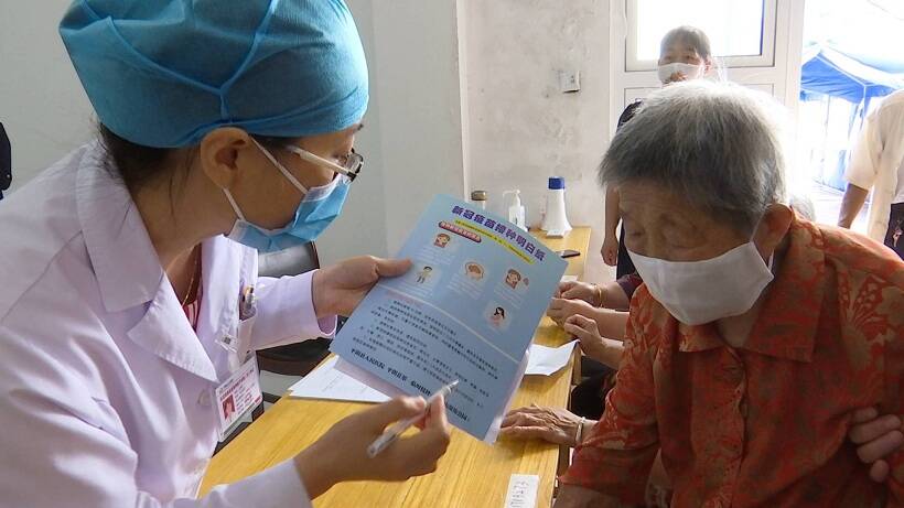 济南平阴108岁老人完成第二针新冠疫苗注射 带动邻居纷纷接种