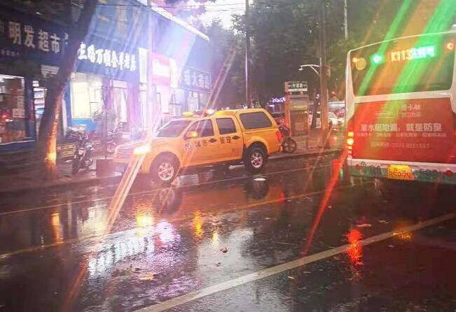 逆行值守！临沂市城管局紧急应对雷阵雨天气