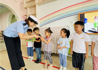 我为群众办实事｜潍坊滨海交警走进幼儿园 为萌娃讲交通安全知识