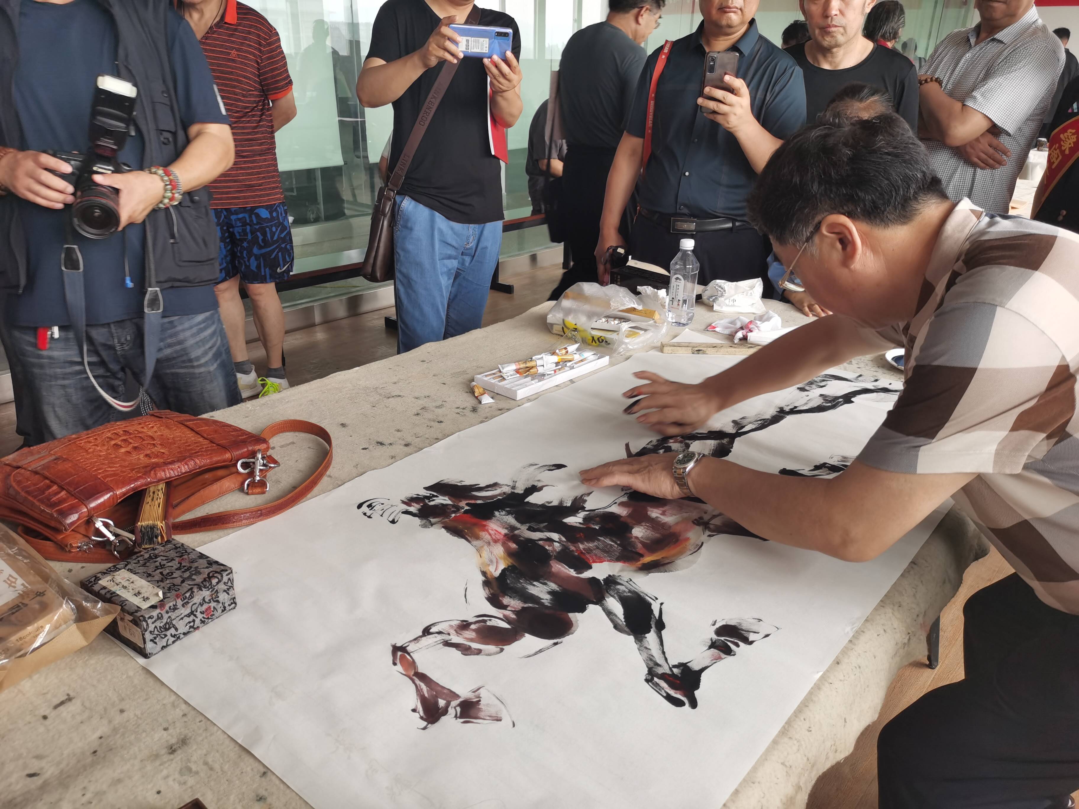 现场,来自河北的著名指画作家贾同辉现场绘画《腾飞》
