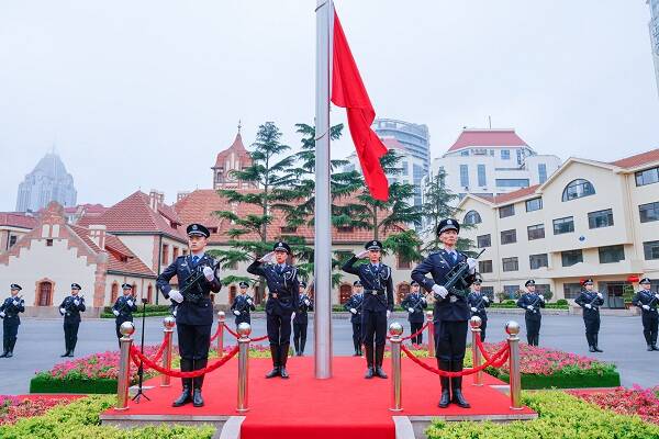 青岛市公安局举行庆祝中国共产党成立100周年升国旗活动