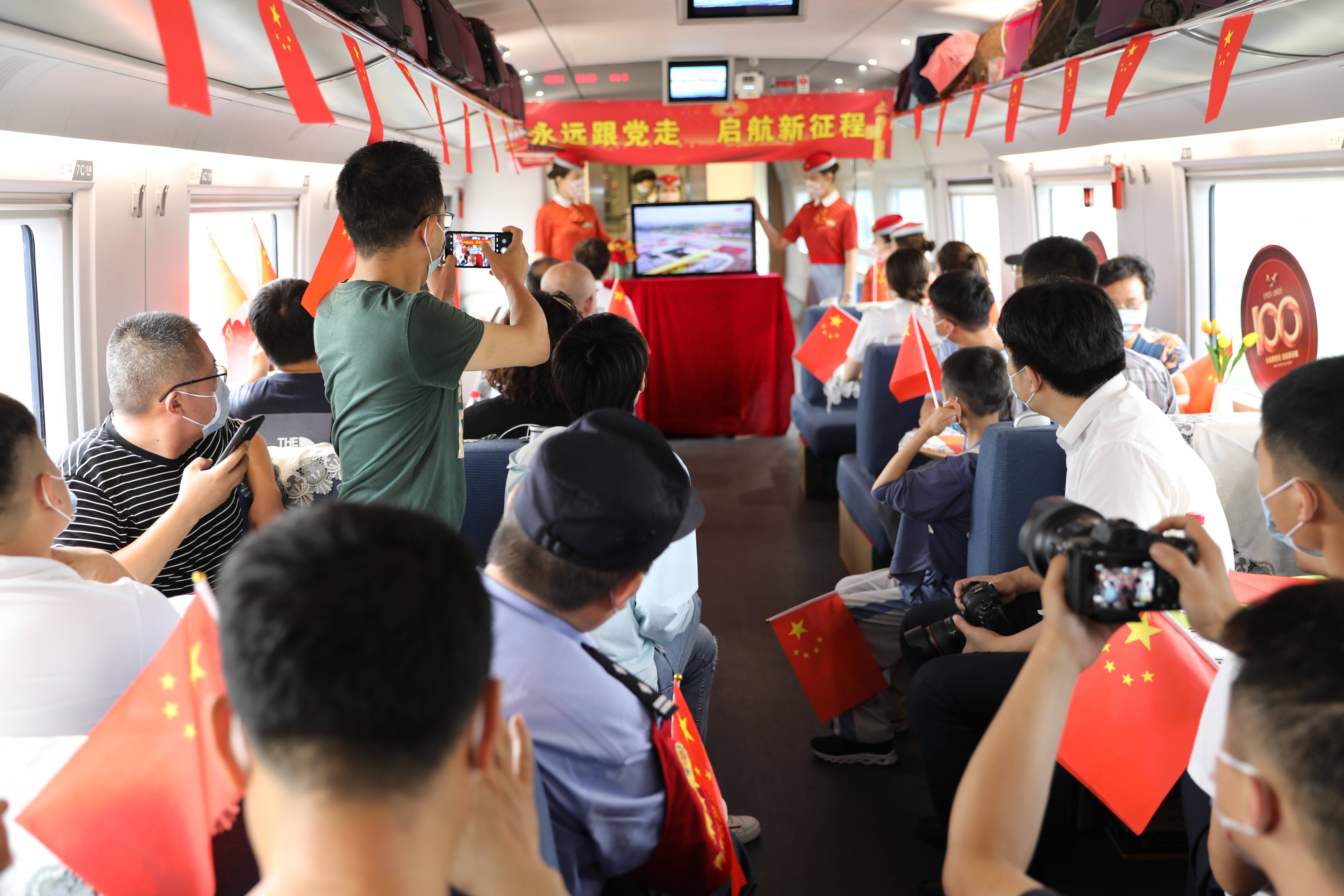G284高铁上的旅客集体收听收看庆祝中国共产党成立100周年大会