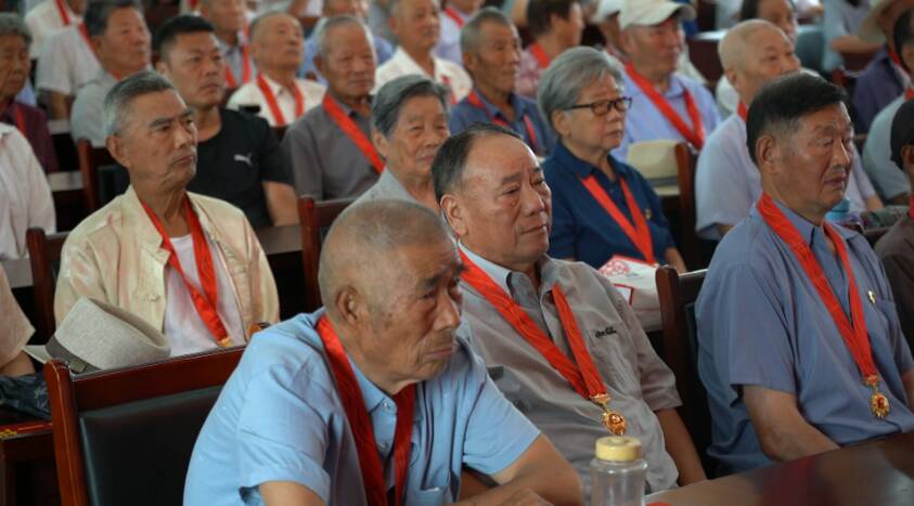 枣庄薛城百名“光荣在党50年”老党员收看盛会