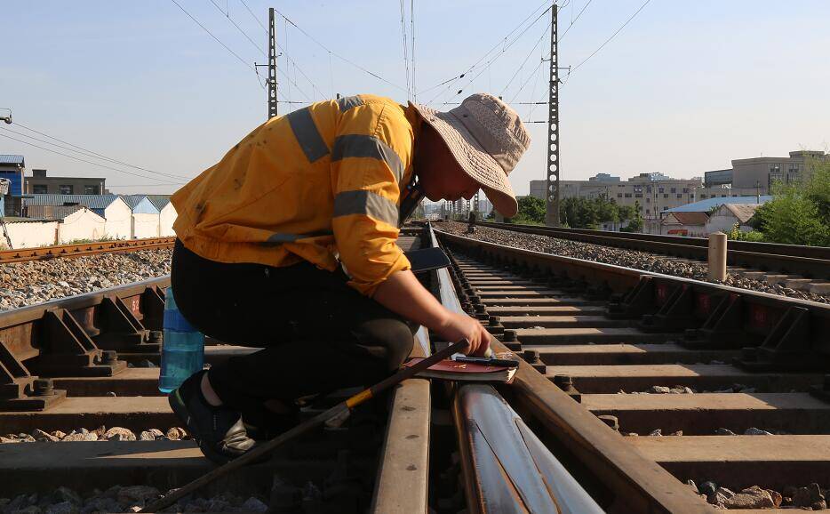 济铁临沂工务段开展线路综合整修 提升线路质量确保暑运畅通