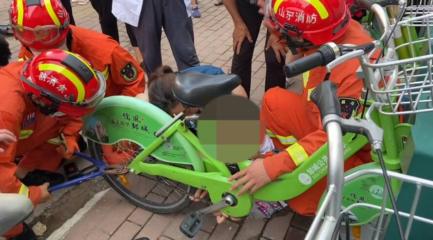 男童手指被挤自行车链 济宁消防紧急救援