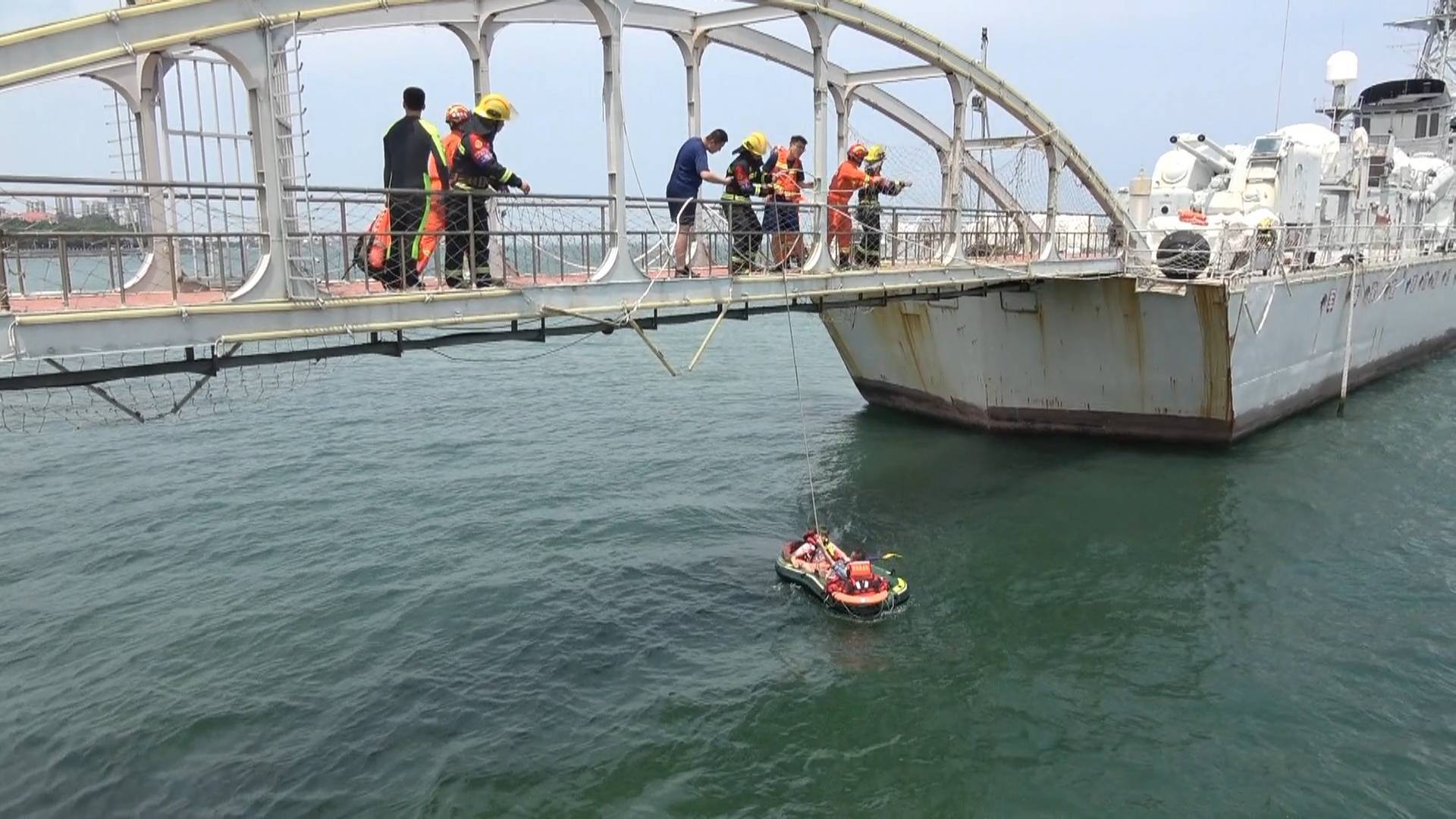 两人乘皮划艇玩耍被困海上 烟台消防紧急救援