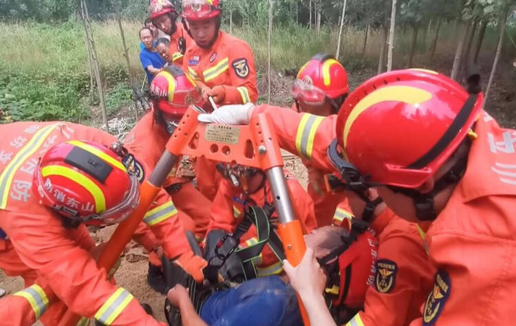 男子受伤被困十余米深井 潍坊寒亭消防紧急救援