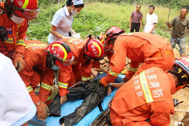 村民不慎掉入十米深井 潍坊消防紧急救援