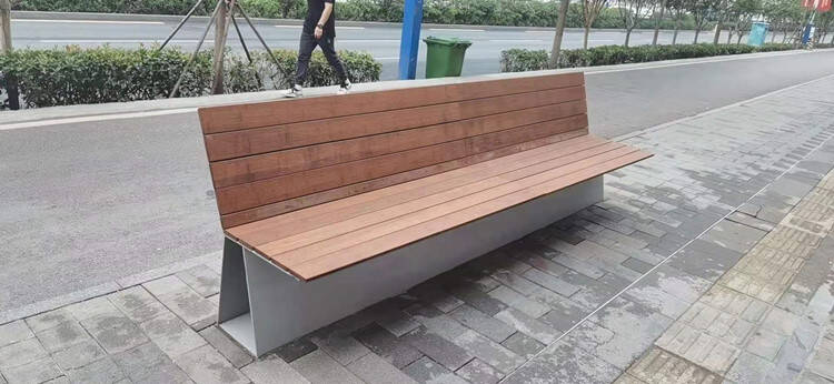 济南CBD首批投放24个钢板座椅 已加装木条 未来将投放600余个
