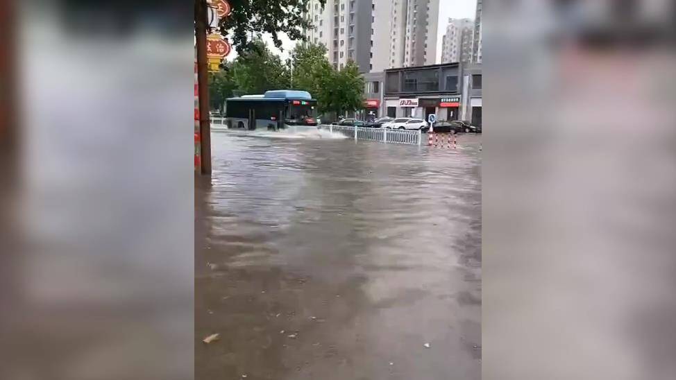 滨州邹平市部分地区迎来降雨 雨后部分道路出现积水现象