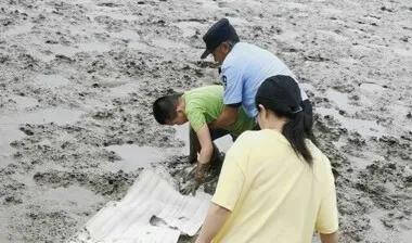“快救救我弟弟！”小男孩青岛海边游玩深陷泥潭 民警紧急救助