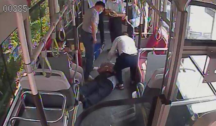 温度记 | 乘客突发疾病晕倒在公交车上，司机乘客紧急救治