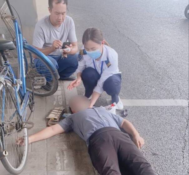 济南一女子横穿马路遭遇车祸，公交站务员果断伸手援救