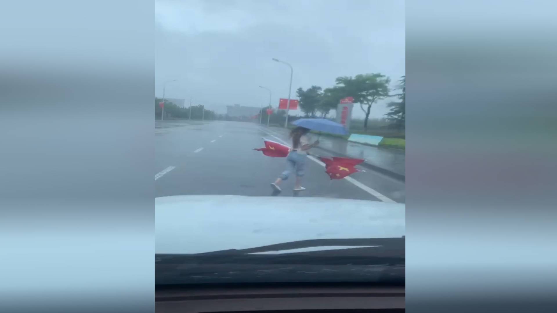 “做中国人应该做的事儿！”威海女孩风雨中捡起被吹落在地的国旗