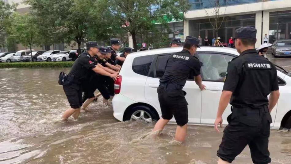 滨州邹平雨后道路积水车辆抛锚 民警人力推车救助被困车辆