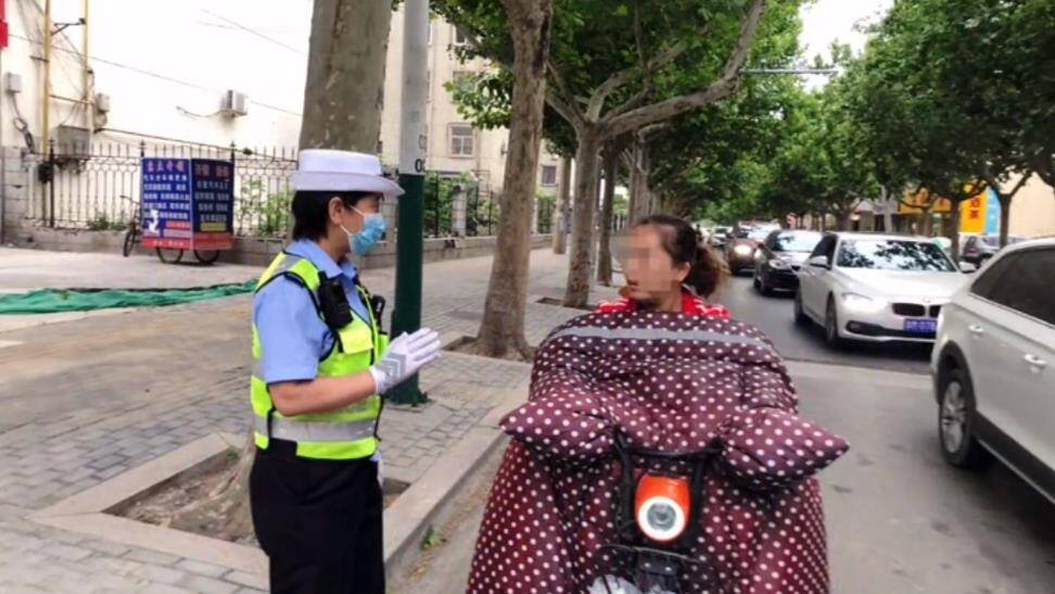 滨州博兴交警开展电动自行车驾乘人员不佩戴安全头盔专项整治行动