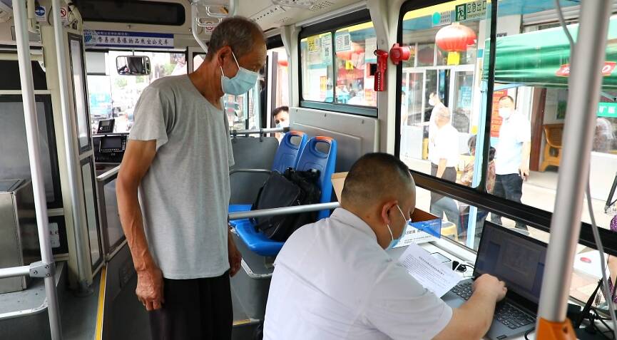邹城公交车“变身”疫苗接种车 为市民提供更便捷接种服务