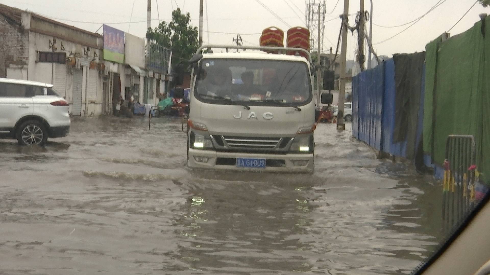 汽车被泡居民沙袋堵门 济南泺口部分道路小区积水严重