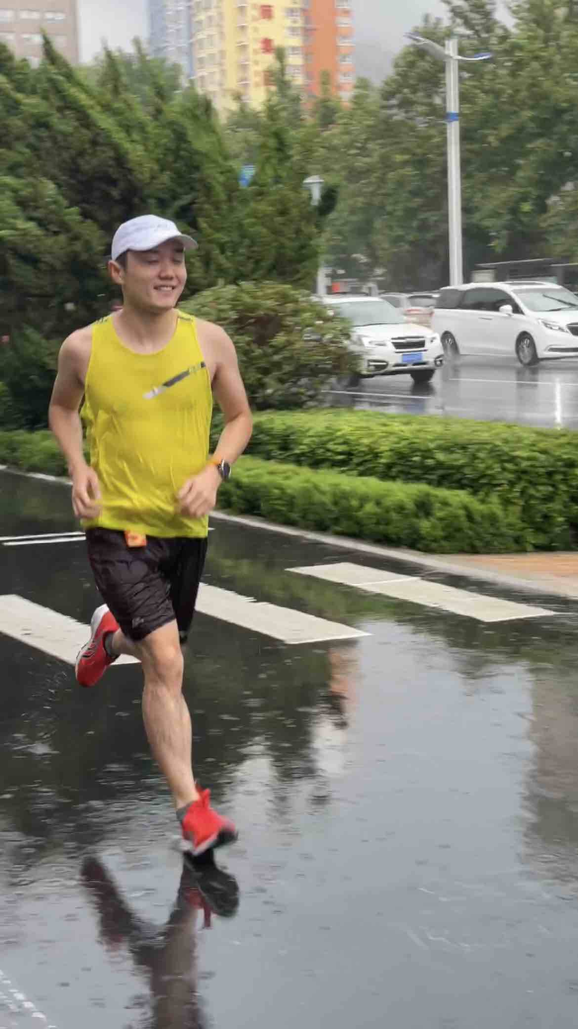 狂奔十公里！济南一男子坚持雨中跑步