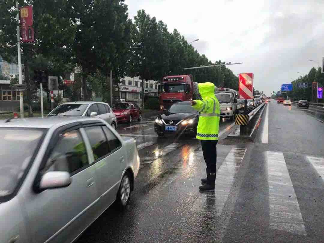 大雨袭城 淄博公安交警启动恶劣天气应急预案全力保路畅