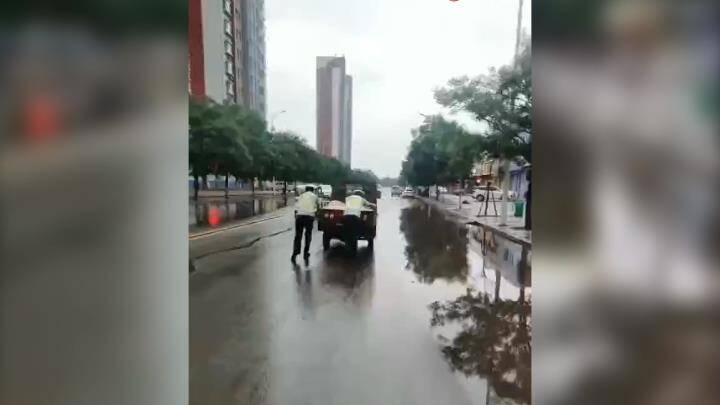 大雨袭城路面积水 滨州邹平交警积极救助受困车辆及群众
