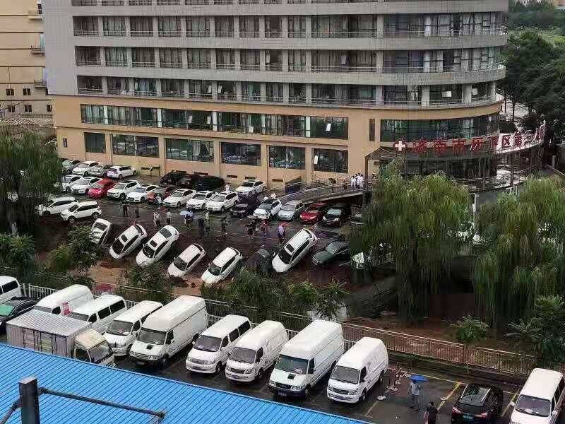 强降雨导致停车场坍塌 济南市历下区第三人民医院9辆私家车坠入河道
