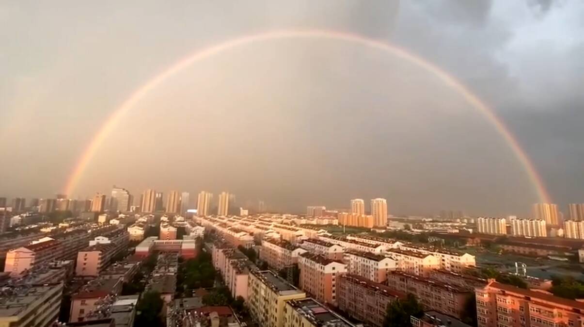 降雨过后彩虹出现 济宁的傍晚美出“天界”